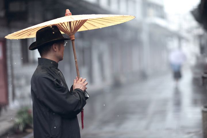 雨中江南撑伞图片