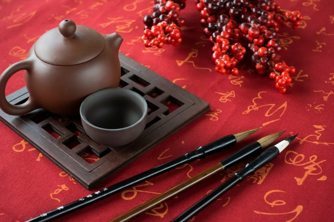 【摄影图】大红背景水墨中国风书法茶道.jpg_副本.jpg